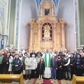 	Ks. Michał Machnio ze swoimi parafianami. 