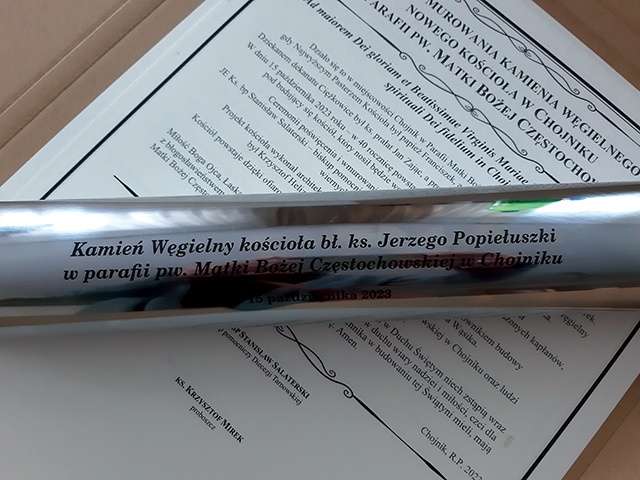 Akt erekcyjny, który został wmurowany w ścianę budynku  w czasie uroczystości.