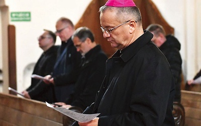 Spotkanie rozpoczęło się od liturgii godzin w bazylice.