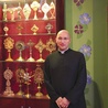 Ks. dr Mariusz Szypa w kaplicy seminarium wrocławskiego.