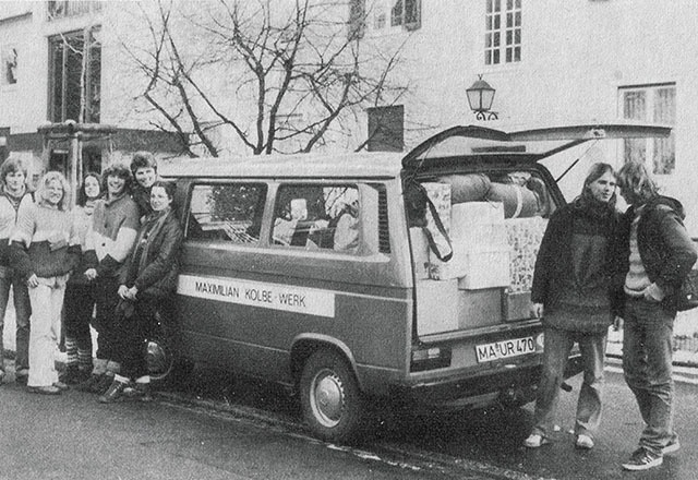 Samochody z pomocą docierały do Polskijuż w czasach PRL. 