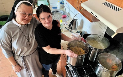 Pani Kasia gotuje dla mam i ich dzieci w Domu Samotnej Matki im. Stanisławy Leszczyńskiej w Łodzi.