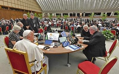 Papież Franciszek aktywnie uczestniczy w obradach.
