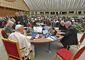 Papież Franciszek aktywnie uczestniczy w obradach.