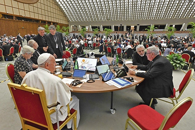 Papież Franciszek aktywnie uczestniczy w obradach.