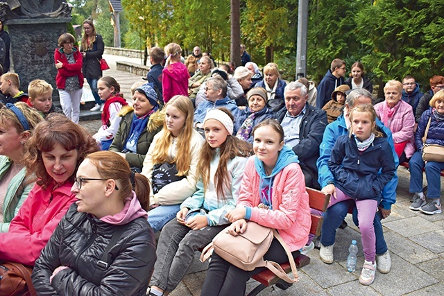 Grupy parafialne, rodziny z dziećmi w pierwszą sobotę października przyjechały na zakopiańskie Krzeptówki, do Narodowego Sanktuarium Matki Bożej Fatimskiej 