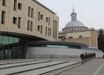Gmach WTL stoi blisko katedry w Katowicach.