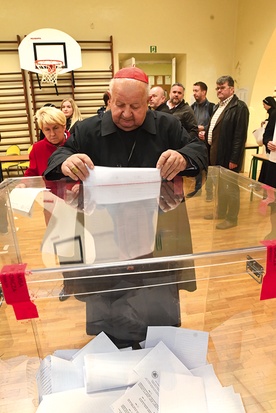 W trakcie niedawnych wyborów parlamentarnych swój głos oddał m.in. kard. Stanisław Dziwisz. 