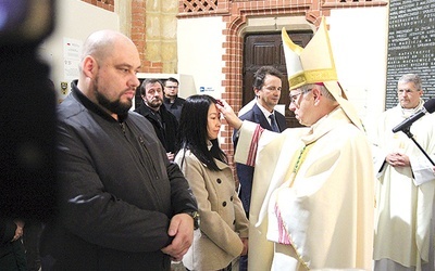 Kandydaci weszli do świątyni prowadzeni przez biskupa.