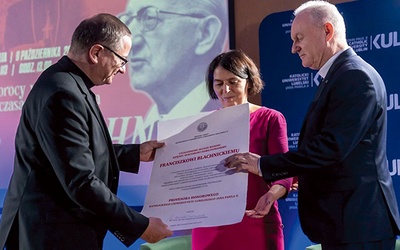 Ks. Marek Sędek i Urszula Pohl odebrali dyplom przyznający założycielowi Ruchu Światło−Życie profesurę KUL.