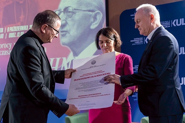 Ks. Marek Sędek i Urszula Pohl odebrali dyplom przyznający założycielowi Ruchu Światło−Życie profesurę KUL.