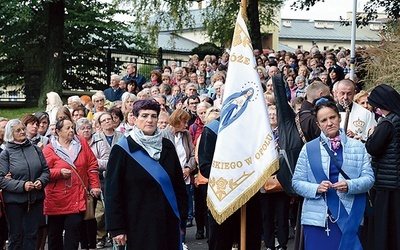 Modlitwa w drodze do ołtarza papieskiego.