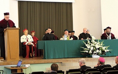 Wykład inauguracyjny wygłosił ks. prof. Marek Jagodziński. Przy mikrofonie siedzi ksiądz rektor.
