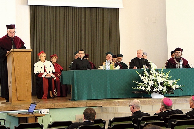 Wykład inauguracyjny wygłosił ks. prof. Marek Jagodziński. Przy mikrofonie siedzi ksiądz rektor.