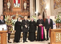 Robert Grudzień z bp. Markiem Solarczykiem, członkami funduszu i rodziną bp. Jana.