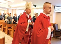 Relikwie świętego wprowadził do kaplicy bp Marek Solarczyk.