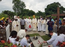 Bp Andrzej Jeż z tarnowskimi misjonarzami i miejscowymi modli się nad grobem męczennika.