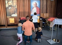 Szczątki świętych i błogosławionych umieszczane są w specjalnych gablotach w okrągłej nawie. 