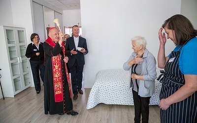 Pokoje, w tym nowe mieszkanie Teresy Garbarczyk, poświęcił kard. Kazimierz Nycz.