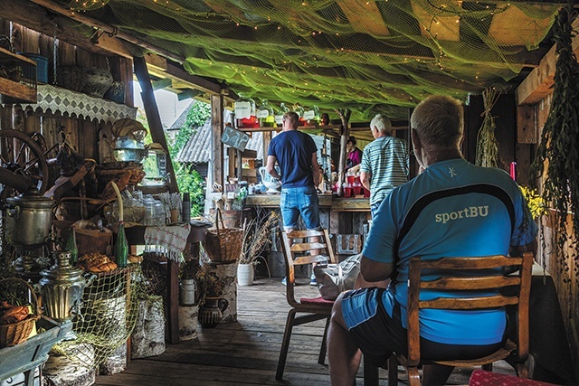 Wieś Kolkja na Cebulowym Szlaku. Bar „Alionuszka” nazwany tak od imienia właścicielki Aliony. Serwowane są tu tradycyjne potrawy starowierców i herbata z samowara. 