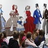 Mural z XIX-wieczną scenką rodzajową w Muzeum Romantyzmu w Opinogórze.