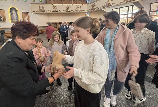  Uczniowie odebrali cebulki żonkili – symbol inicjatywy.