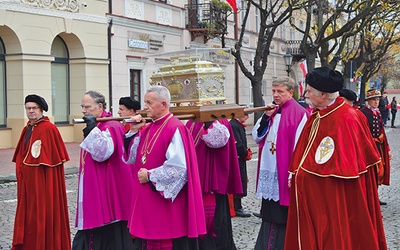 Podobnie jak w latach ubiegłych ulicami Łowicza przejdzie procesja z relikwiami.