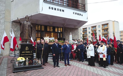  Modlitwy przed figurą świętego papieża poprowadził ks. Grzegorz Jeż, proboszcz staszowskiej parafii pw. św. Barbary.