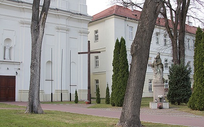  Dawny kościół szkolny i przylegający do niego gmach byłego kolegium, obecnie LO w Pułtusku.