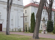 Dawny kościół szkolny i przylegający do niego gmach byłego kolegium, obecnie LO w Pułtusku.