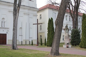  Dawny kościół szkolny i przylegający do niego gmach byłego kolegium, obecnie LO w Pułtusku.
