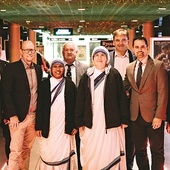  W holu kina (od lewej) Andrzej Anasiak, Najwyższy Kustosz RK, Jim Wahlberg, przedstawicielki Zgromadzenia Sióstr Misjonarek Miłości, David Naglieri.