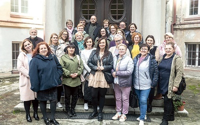 Przez kolejne miesiące będą poznawać, jak prowadzić i zarządzać grupą.