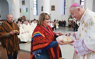 W procesji z darami przyniesione zostały m.in. bułki. Symbol drobnych ofiar składanych na rzecz dzieła misyjnego.