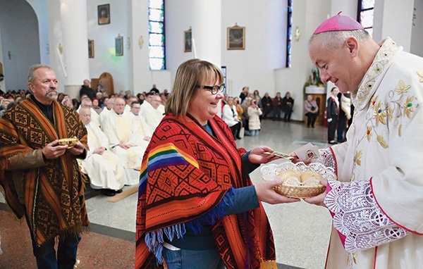 W procesji z darami przyniesione zostały m.in. bułki. Symbol drobnych ofiar składanych na rzecz dzieła misyjnego.