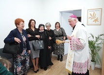 30 lat temu budynek został przekazany na rzecz osób potrzebujących przez Zofię Kalinowską. – Dobro jest zaraźliwe – mówił bp Kamiński, błogosławiąc placówkę.