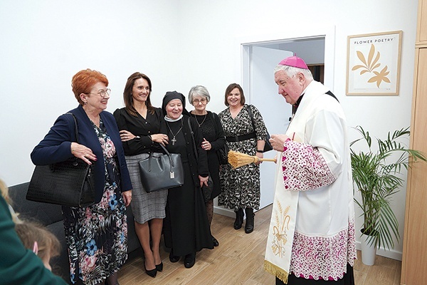 30 lat temu budynek został przekazany na rzecz osób potrzebujących przez Zofię Kalinowską. – Dobro jest zaraźliwe – mówił bp Kamiński, błogosławiąc placówkę.