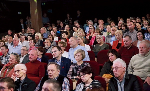 Uczestnicy spotkania w kinie Biała.