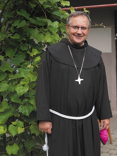 bp Damian Muskus OFM Krakowski biskup pomocniczy, bernardyn, członek Komisji KEP ds. Instytutów Życia Konsekrowanego i Stowarzyszeń Życia Apostolskiego. koordynator generalny Komitetu Organizacyjnego ŚDM 2016. Autor (wraz z Magdaleną Dobrzyniak) książki „Nie mój Kościół. Rozmowy o nadziei, oczyszczeniu i fundamentach wiary”.