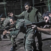 Członkowie ochotniczego oddziału armeńskiej armii podczas ćwiczeń.