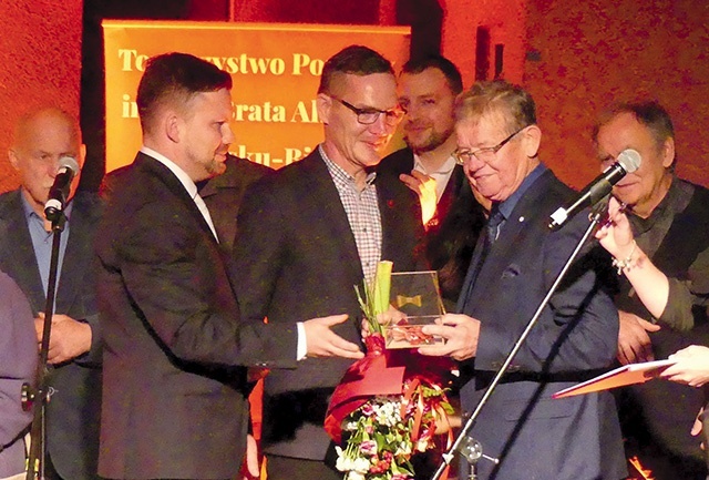 	Honorowy prezes (z prawej) odbiera klucze z rąk swojego następcy Michała Guzdka (z lewej) i Grzegorza Giercuszkiewcza (w środku).