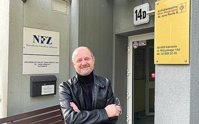 	Tomasz Krzywoń, zanim został dyrektorem tego miejsca, przez wiele lat udzielał się w wolontariacie.