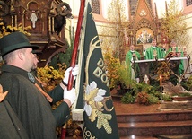 Liturgii sprawowanej w świątyni przybranej w myśliwskie elementy przewodniczył bp Zieliński.