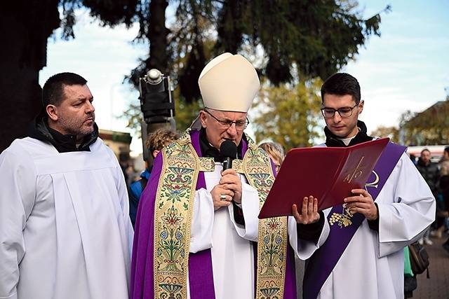 Procesja żałobna na nekropolii w Koszalinie.