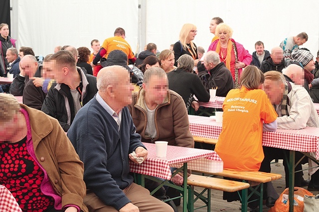 Stół w Namiocie Spotkań to zawsze przestrzeń do rozmowy, która wzbogaca każdą ze stron.