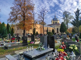 Pochówek w Polsce jest określony konkretnymi przepisami kościelnymi i świeckimi. 