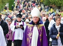 Po Mszy św. na cmentarzu komunalnym odbyła się procesja żałobna z modlitwą za zmarłych.