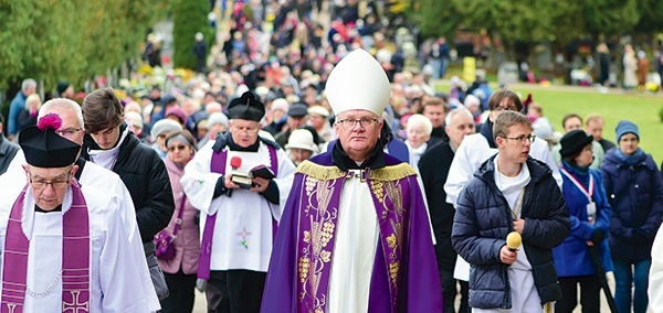 Po Mszy św. na cmentarzu komunalnym odbyła się procesja żałobna z modlitwą za zmarłych.