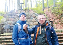 Podczas zmiany. Paweł Mikuła i Krzysztof Skrobiś (z różańcem) w lesie Kruk w Skrzyszowie.