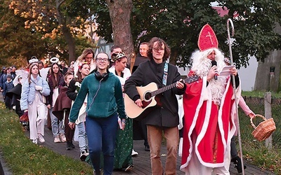 W Zielonej Górze na czele szedł św. Mikołaj, ale byli również m.in. św. Franciszek czy bł. Aniela Salawa. 